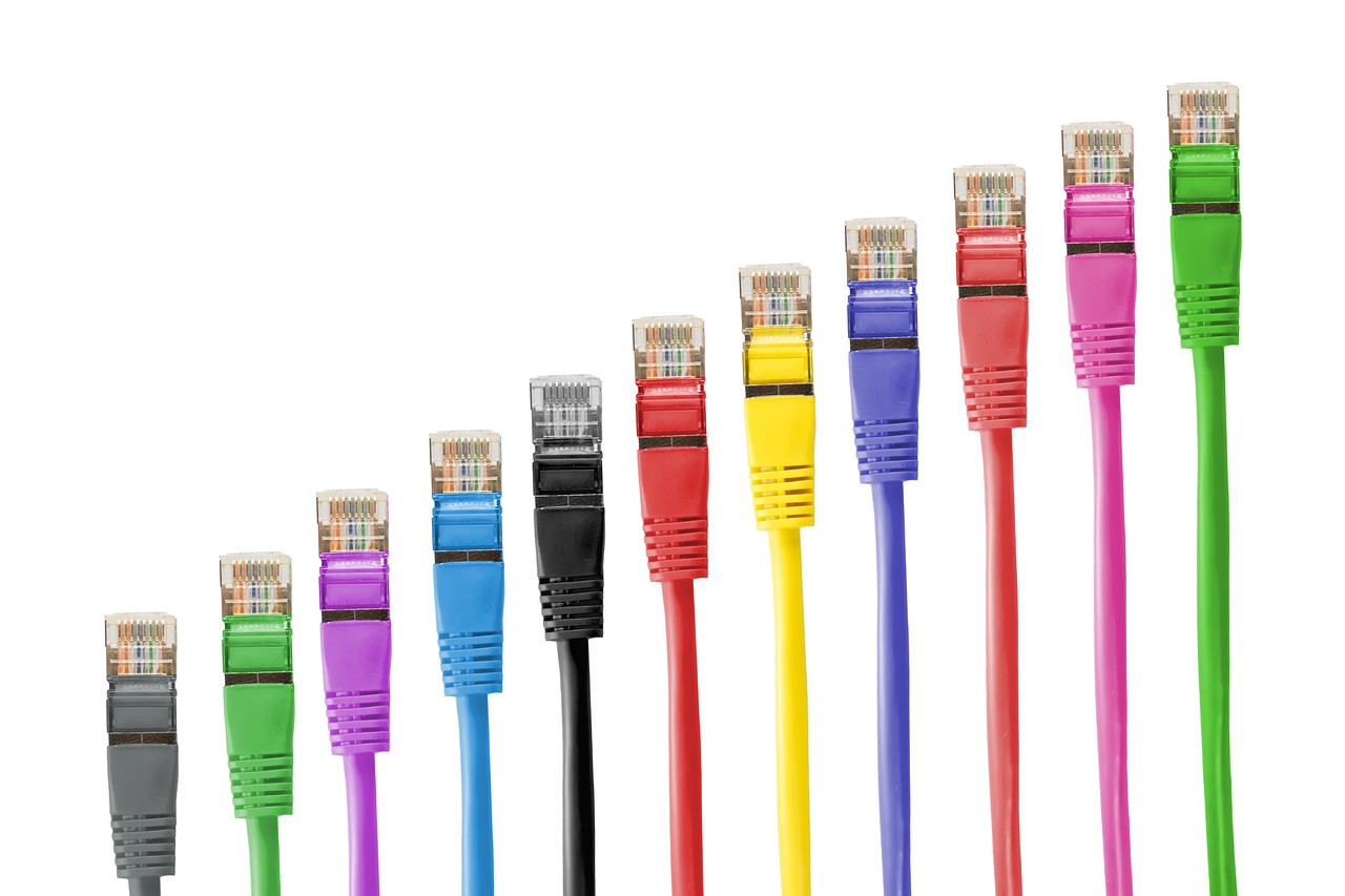 Cabos de rede Cat6 organizados em patch panel estruturado