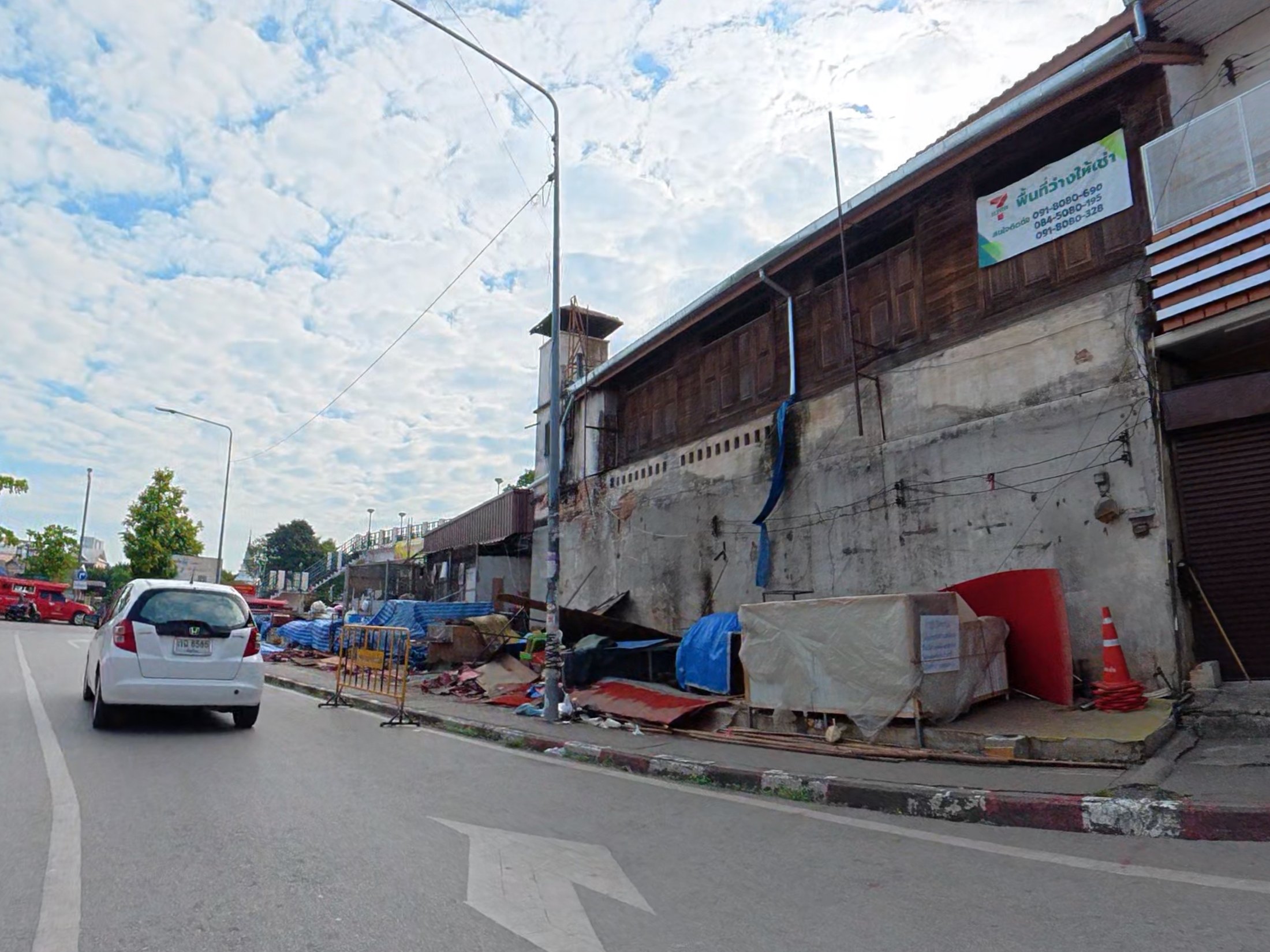รื้อออกแล้ว!! โครงสร้างอาคารรุกล้ำพื้นที่สาธารณะ กาดต้นลำไย รูปที่ 1