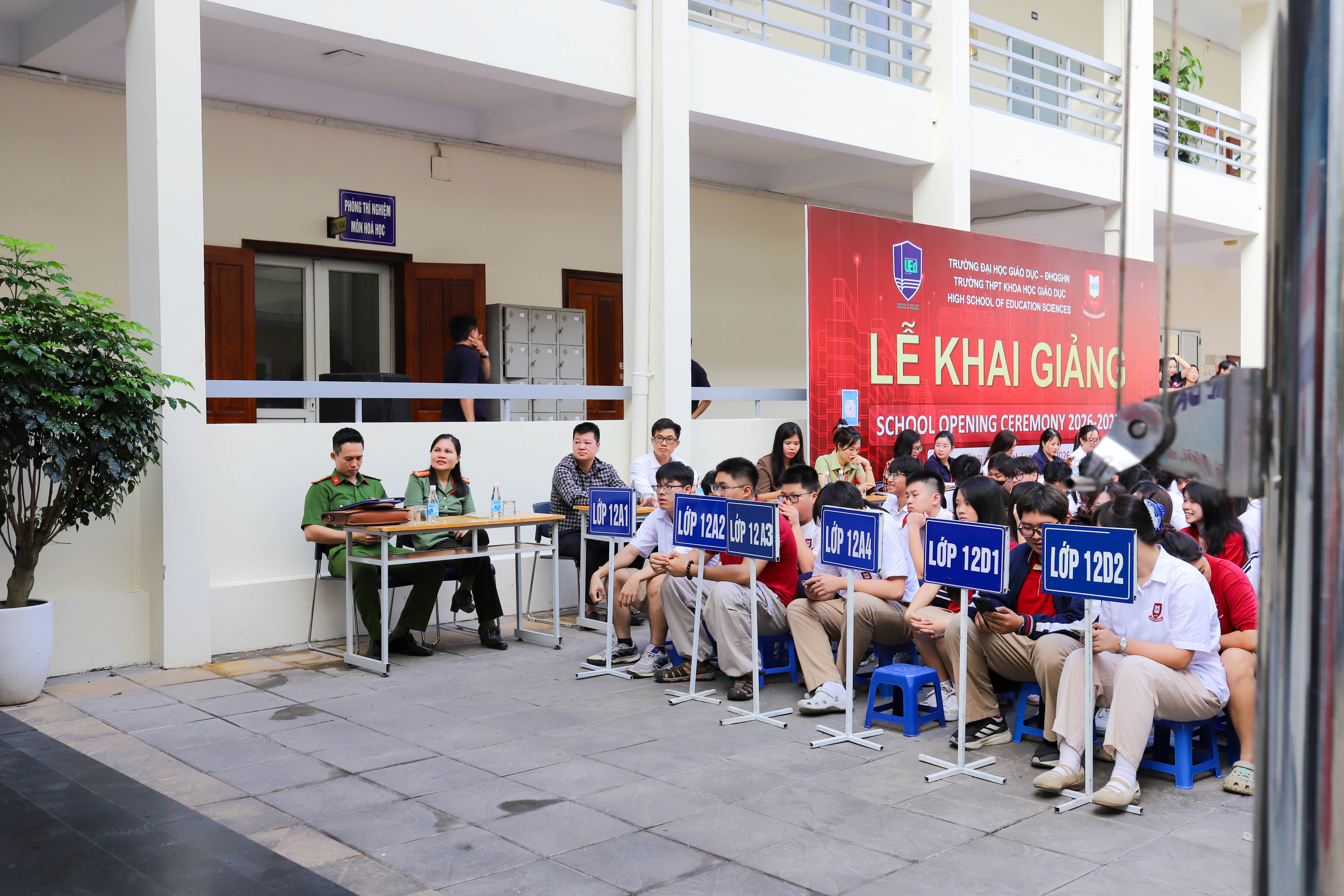 Sinh hoạt dưới cờ HES 2