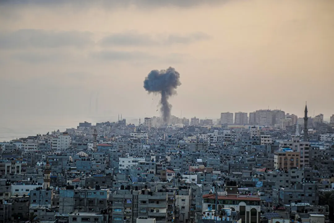 Băiat de 7 ani din Gaza plânge disperat după ce și-a spart ochelarii