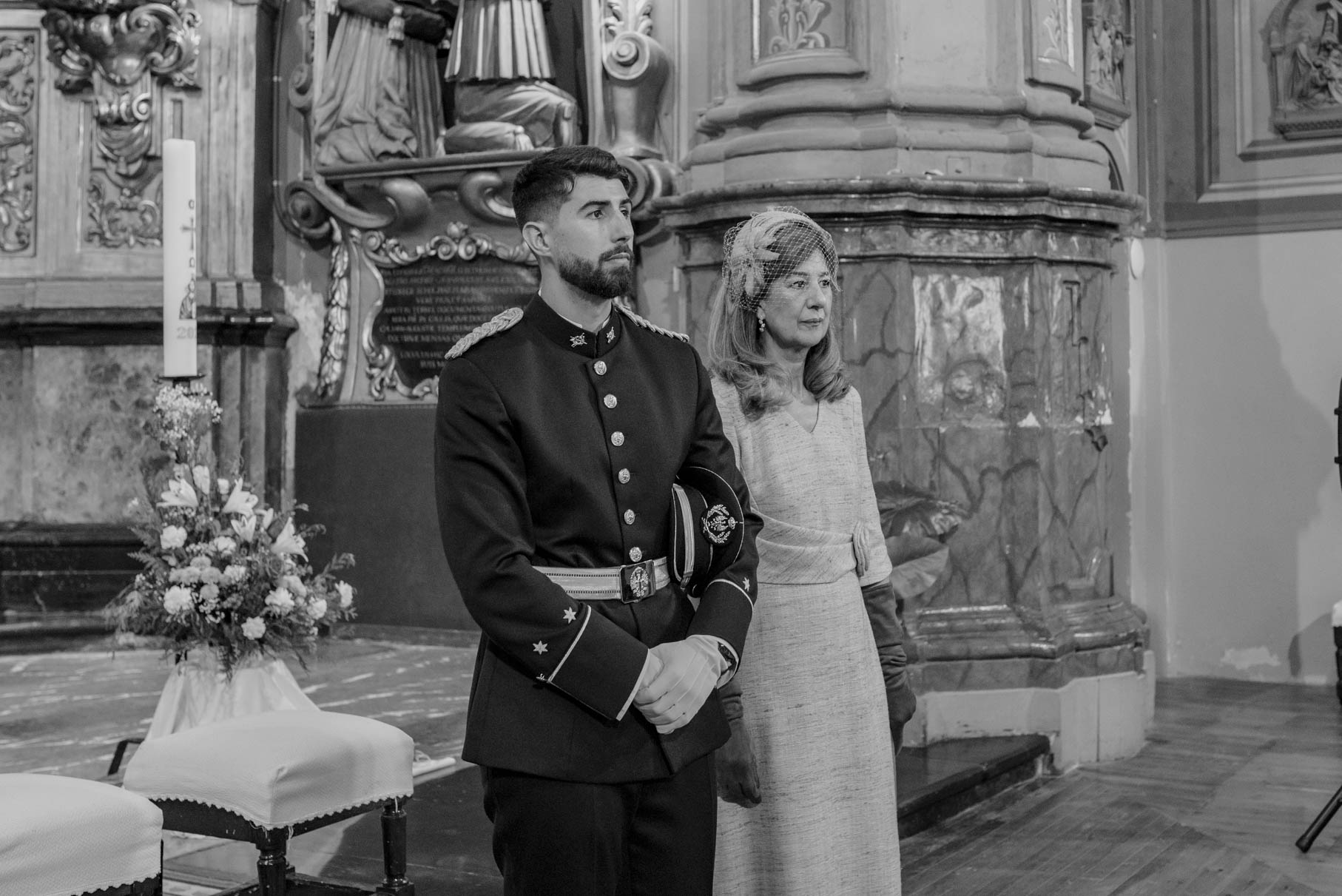 Fotografía de boda en Zaragoza del novio esperando en la iglesia junto a la madrina antes de la ceremonia