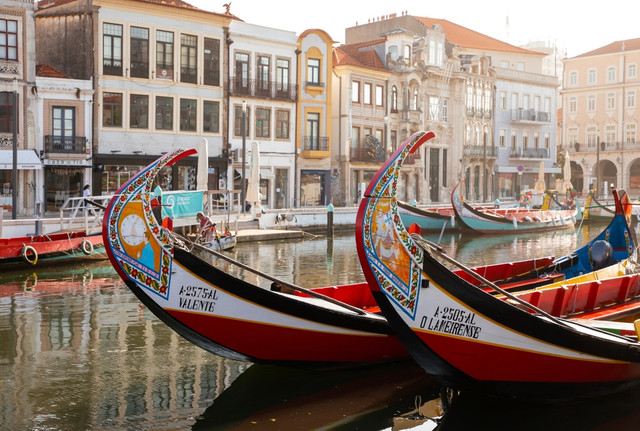 Colourful canal houses and boats in Aveiro, Portugal, symbolising the appeal of European real estate and illustrating the hidden costs buyers may overlook when purchasing property abroad with Propuno.