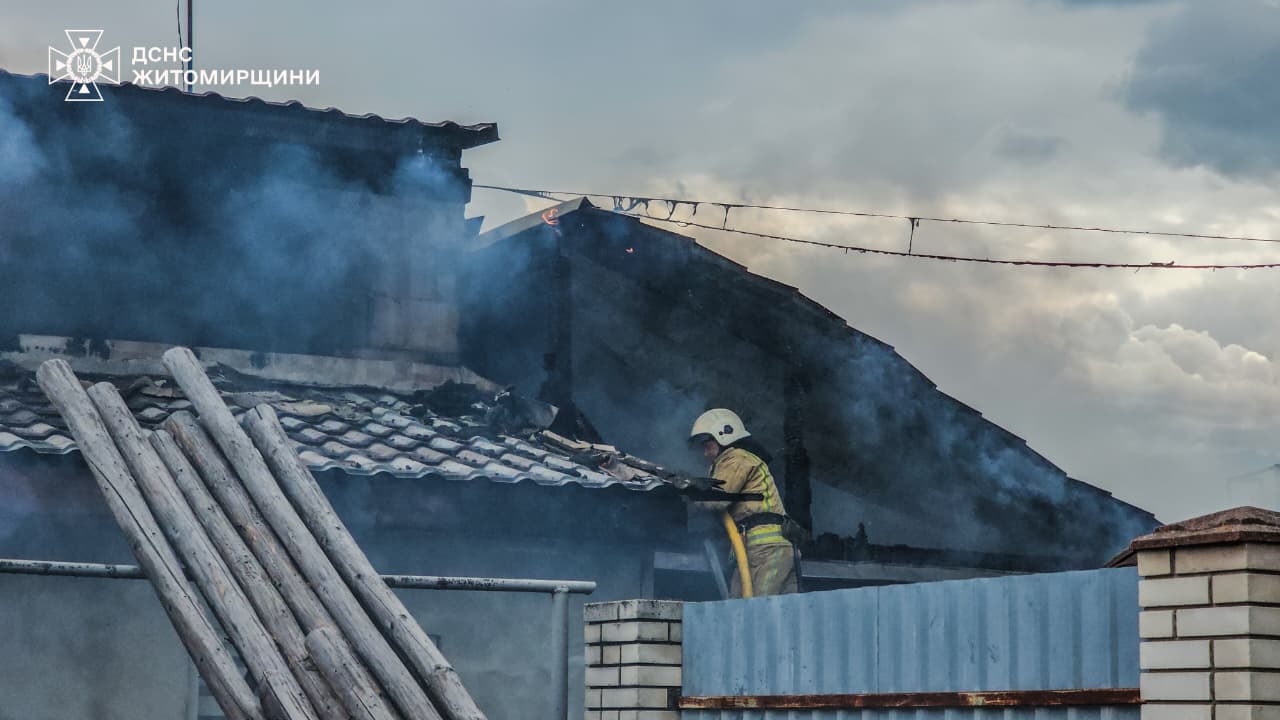 У Житомирі горів житловий будинок на трьох господарів