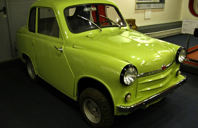 История создания автомобиля ГАЗ-18 началась в 1955 году с направленного советскому руководству письма группы ветеранов войны из Харькова. Они просили рассмотреть вопрос о создании небольшого простого автомобиля для инвалидов войны. Разработка проекта была поручена горьковскому автозаводу, где решили сделать более универсальную машину, а не только транспортное средство для людей с ограниченными возможностями.

В 1958 году появился ГАЗ-18 — двухместный автомобильчик с открывающимися против хода дверьми, полностью независимой подвеской, и расположенным сзади мотором. На роль силового агрегата был взят двухцилиндровый двигатель мощностью 10 л. с., переделанный из «москвичевского» мотора. Чтобы избавиться от педали сцепления (все-таки это была машина и для инвалидов), конструкторы оснастили ГАЗ-18 трехступенчатой автоматической коробкой передач от «двадцать первой» «Волги».

В итоге было решено прекратить работы над этим проектом. С одной стороны, у ГАЗа не было дополнительных производственных мощностей для новой модели, с другой стороны, более вместительный четырхместный «Запорожец» уже был почти готов к серийному производству. Всего было сделано два прототипа автомобиля ГАЗ-18, один из них сохранился в заводском музее.