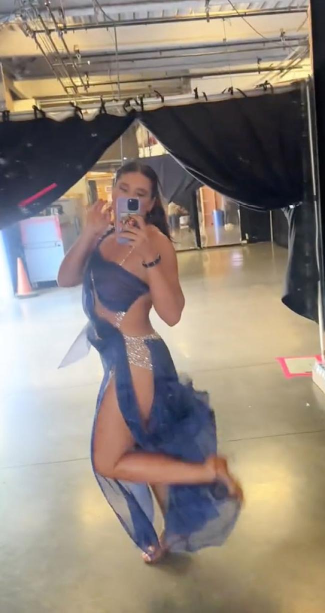 Ella llevaba un vestido de color morado oscuro para el desfile.ilonaamaher/Tiktok
