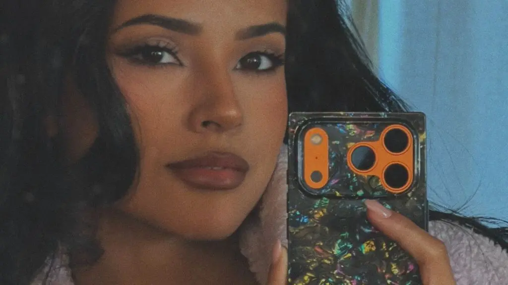 Becky G Turns Heads in a Tailored BOSS Ensemble Highlighting Her Sculpted Midsection