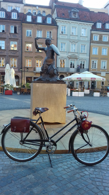 Warszawa.    Rower i pomnik Syrena.