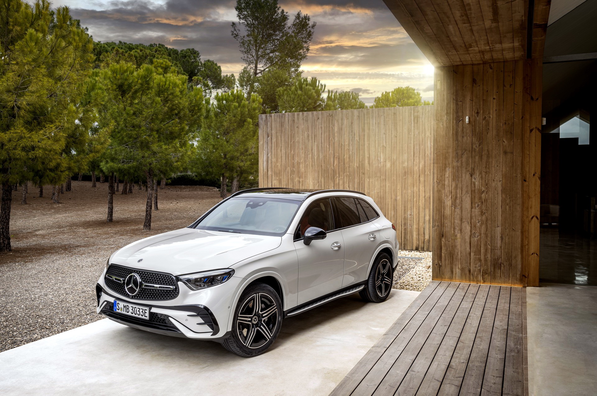 2023-Mercedes-Benz-GLC-47