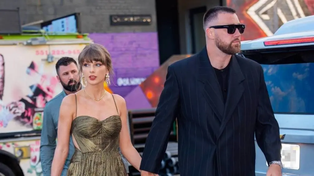 Taylor Swift strălucește într-o minirochie Stella McCartney cu accent Dior la o ieșire de noapte cu Travis Kelce