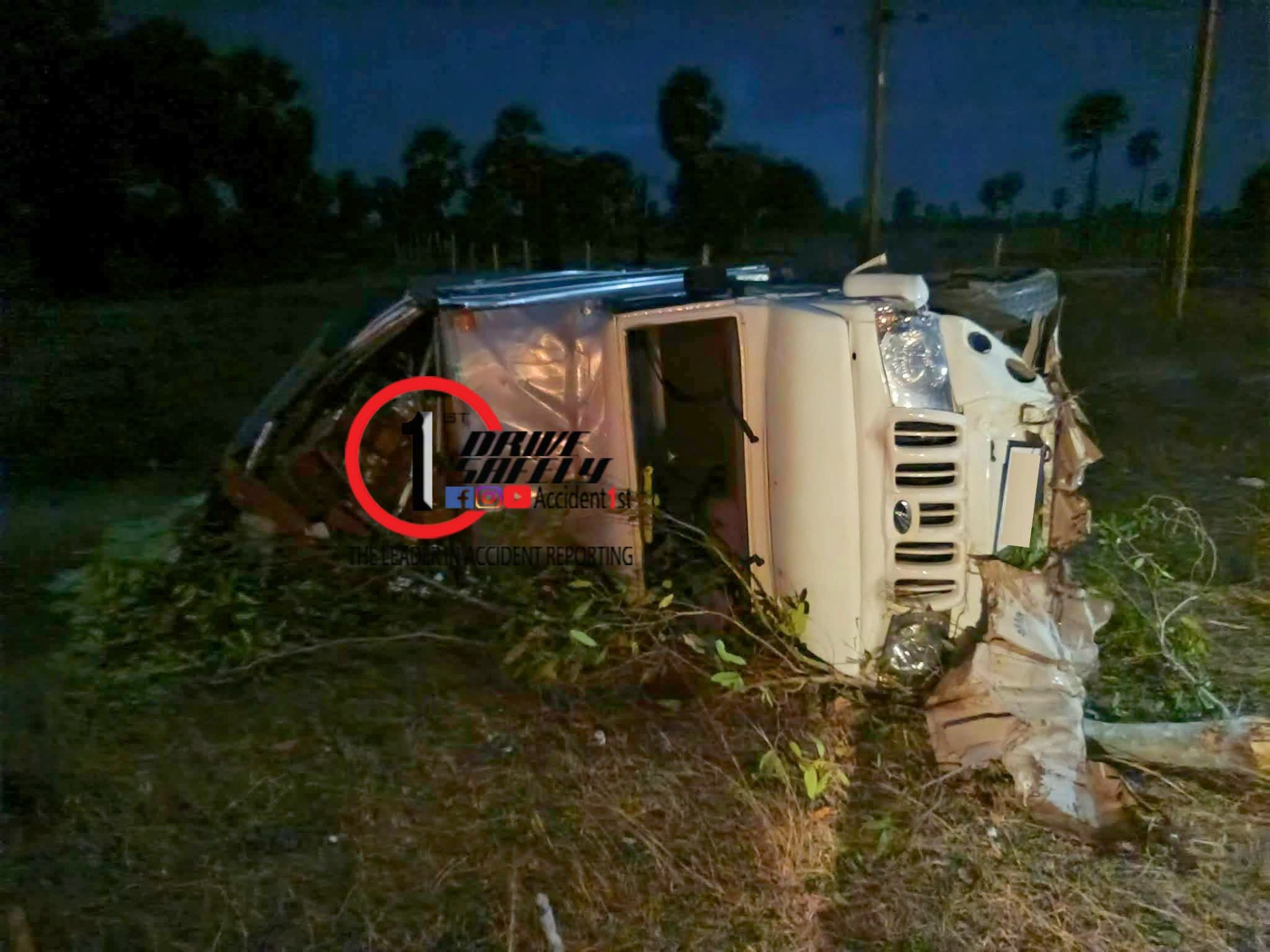 A9 මාර්ගයේ දී බිත්තර තොගයක් ප්‍රවාහනය කරමින් තිබූ කැබ් රථයක් පෙරලී යයි.