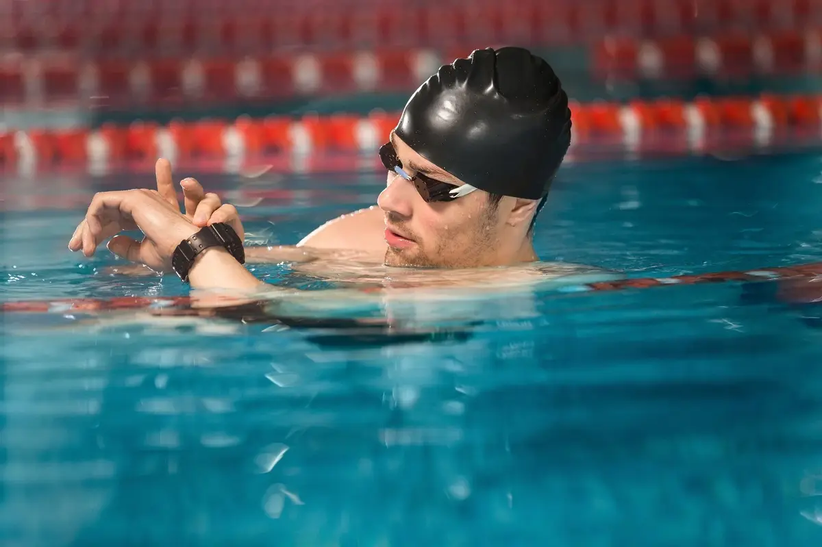 Smartwatch Heart Rate Tracking Fails in Water, New Study Reveals