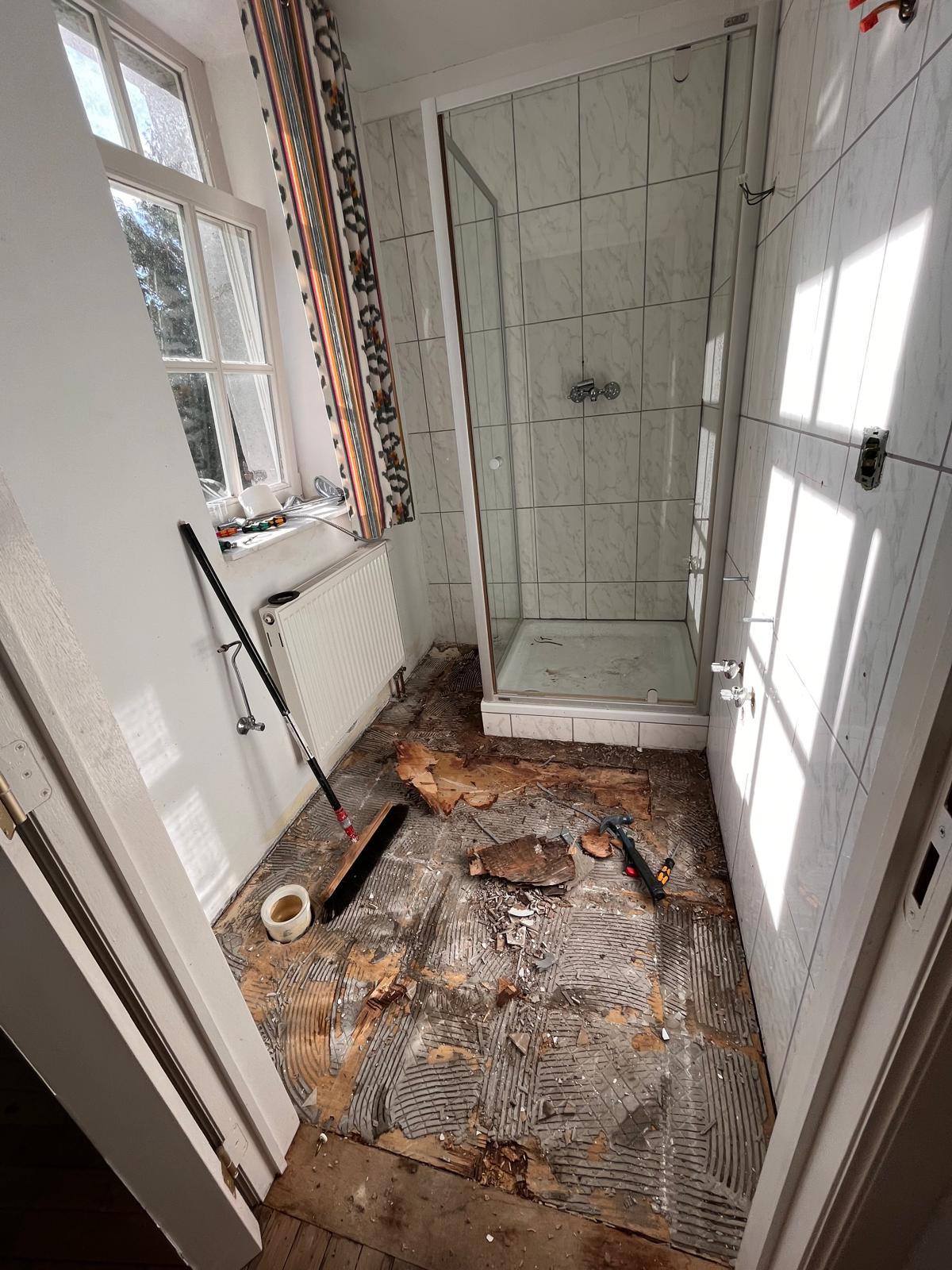 Badezimmer vor der Sanierung