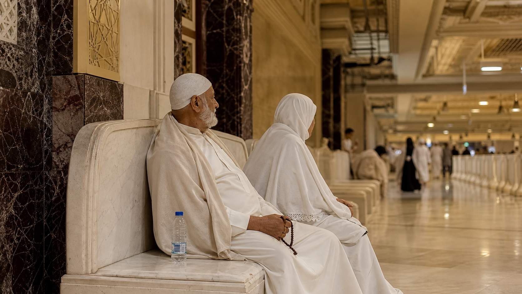 كبار السن يستريحون في الحرم بين مناسك العمرة