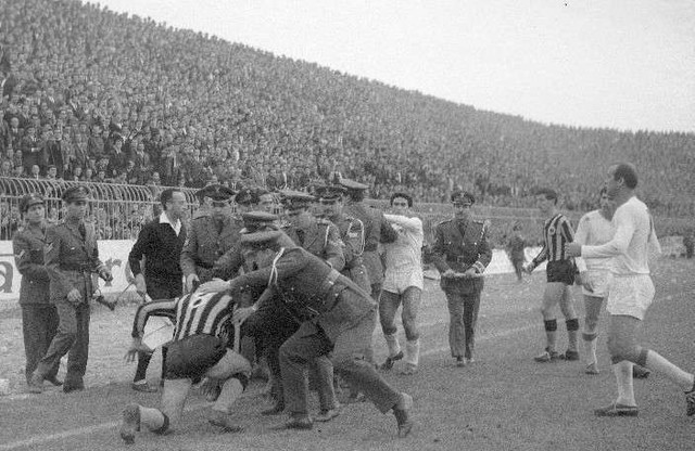 Η ΑΕΚ της περιόδου 1965-66 ξεκίνησε με μεγάλα όνειρα, αλλά κατέκτησε μόνο το κύπελλο. Βέβαια, για να χάσει το πρωτάθλημα έπρεπε να συμβούν πράγματα και θαύματα. Με αποκορύφωμα τα αίσχη της αναμέτρησης με τον ΠΑΟ στην Νέα Φιλαδέλφεια, μία μέρα σαν σήμερα του 1966. Τότε που η Ενωση ωθήθηκε σε ήττα με 2-1, αντί να νικήσει με…8-1. Όπως αναφέρουν μαρτυρίες της εποχής, στα Φιλαδέλφεια διαπράχθηκε ένα από τα μεγαλύτερα εγκλήματα των ελληνικών γηπέδων.

Το κακό φάνηκε από νωρίς. Οι «πράσινοι» πήραν προβάδισμα στο σκορ στο 29’, έπειτα από ξεκάθαρο επιθετικό φάουλ του Σακελλαρίδη στην προσπάθεια του να σκοράρει με κεφαλιά. Οι διαμαρτυρίες ήταν έντονες και αυτός που την πλήρωσε ήταν ο Σπύρος Πομώνης που αποβλήθηκε. Ακόμα και με δέκα όμως, η ΑΕΚ έκανε εκπληκτική εμφάνιση και έπαιζε με τον ΠΑΟ όπως η γάτα με το ποντίκι. Ο Οικονομόπουλος απέκρουσε δύο φορές εκτελέσεις πέναλτι των «κιτρινόμαυρων», αλλά ο Παπαϊωάννου σκόραρε και ισοφάρισε.

Ενώ το παιχνίδι όδευε προς το τέλος και ο ΠΑΟ ασφυκτιούσε για να βγει από την περιοχή του και να γλιτώσει από το γκολ της ήττας, η μπάλα έφτασε στον Λουκανίδη που ήταν μέτρα οφσάιντ. Με μοναδικό αντίπαλο τον Σεραφείδη, ο Λουκανίδης σκόραρε. Θολωμένοι οι παίκτες της ΑΕΚ ξέσπασαν εις βάρος αντιπάλων και διαιτητή, τους οποίους ξυλοφόρτωσαν άσχημα. Αποτέλεσμα ήταν η ΑΕΚ να μηδενιστεί και να χάσει το παιχνίδι στα χαρτιά με 0-2.