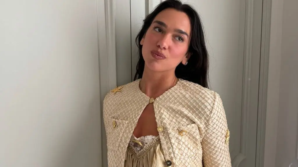 Dua Lipa îndrăznește 570 de dolari sus ținut de doar două corde