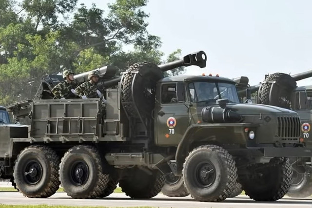 СМИ много писали о танках Т-72Б1 "Белый Орел", модернизированных БРДМ-2. Однако демонстрация колесных самоходных артиллерийских установок на шасси российских автомобилей повышенной проходимости Урал-4320 осталась практически незамеченной. Хотя, по всей видимости, это были одни из немногих участников парада, имеюшие лаосское происхождение.На одном из местных предприятий на вездеходы из Миасса стали устанавливать советскую 122-мм гаубицу Д-30. Для этого специально доработали грузовую платформу - ее усилили для ведения артиллерийского огня, а также приспособили для транспортировки боеприпасов.

Ранее что-то похожее сделали в Египте, там "Урал" тоже скрестили с Д-30. А в соседнем Вьетнаме российские вездеходы стали платформами для американских 105-мм гаубиц М101А1.