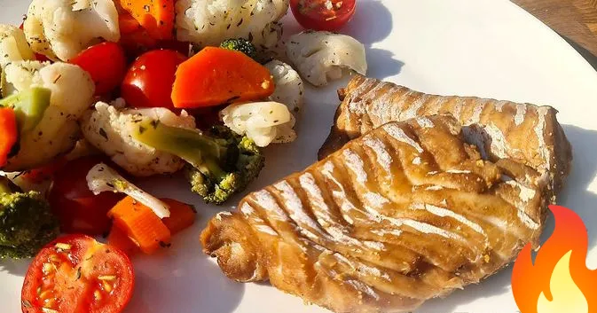 Постер Филе трески в соевом маринаде на пару, с гарниром из овощей