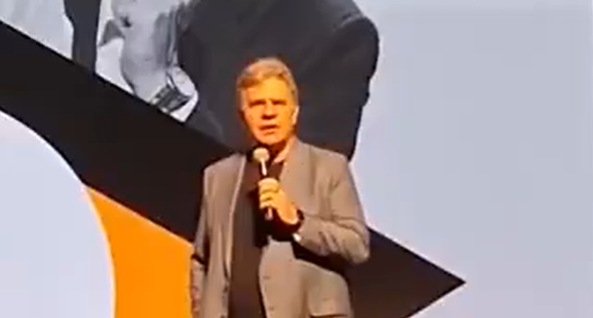 Fundador da Petz vai ao palco, chama Moraes de xerife e avisa: se anular a prova, a rua é o caminho