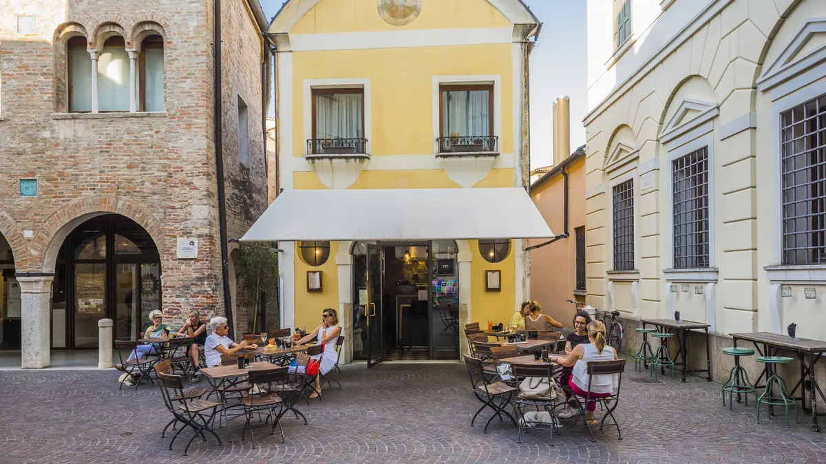 Dining Italian Style: Essential Phrases to Know