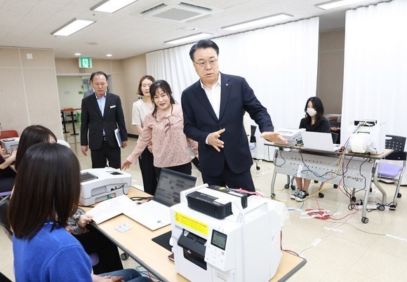회송용 봉투 투표함 투입