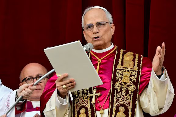 El papa León XIV lanza un “llamado a la paz” a “todos los pueblos” en su primeras palabras