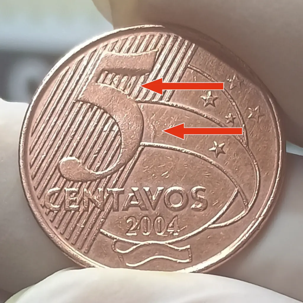 Moeda de 5 Centavos 2004 com Erro de Reverso Invertido e Cunho Marcado A/R Soberba | KM# 648 - Foto 2