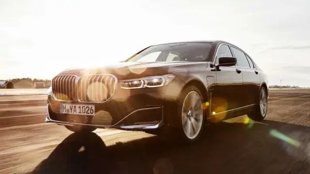 BMW 745e – модифицированный плагин-гибрид сегмента «люкс» от немецкого производителя, выполненный в кузове седан. Данную модель можно увидеть в нескольких комплектациях: 745e, 745Le, 745Le xDrive. Если сравнивать седан с предыдущей версией, то здесь можно заметить позитивные изменения. Например, увеличенный запас хода на электрическом приводе и мощность, более экономный расход бензина и меньший процент вредных выбросов в атмосферу.

 

Особенности силовой установки модели
 

В основе силовой установки данной модели – шестицилиндровый бензиновый двигатель, объем которого составляет 3 литра, а также электрический мотор. Последний встроен в автоматическую коробку передач. Суммарная мощность обоих двигателей составляет 394 лошадиных силы при использовании скоростного режима SPORT. Если водитель едет на этом же режиме, то средний топливный расход составляет 2,1 л на 100 километров. При этом запас хода на электротяге колеблется от отметки в 50 км до показателя 58. Это зависит от типа привода (полный либо задний), а также от вида кузова.

Если говорить о максимальном крутящем моменте, то он обозначен показателем 600 Н⋅м.

Время разгона у всех комплектаций будет разным. Благодаря абсолютно новой системе привода модель BMW 745e может набирать первые 100 км/ч за 5,2 секунды, 745Le — за 5,3 секунды, 745Le xDrive – за 5,1 секунды. Что касается наибольшей скорости авто, то она регламентирована отметкой в 250 км/ч.

 

Особенности комплектации и аккумуляторной батареи
 

В авто встроена специальная система, которая отвечает за кондиционирование воздуха. Она работает от энергии АКБ. Дизайн экстерьера всех версий BMW 745e соответствует Pure Excellence, а в наличии есть спортпакет М. Также все комплектации оснащены множеством полезных систем. Среди них есть Intelligent Personal Assistant, которая способна управлять навигацией, совершать звонки, регулировать климат в автомобиле, проверять определенные характеристики и т. д.

Запас хода на электротяге неоднозначен. Он зависит от версии плагин-гибрида. Наименьший запас у 745Le xDrive (50-54 км), наибольший у 745e (54-58 км). Емкость аккумулятора во всех версиях авто 12 кВт⋅ч. Находится батарея в задней части плагин-гибрида, под сидениями.

Чтобы зарядить АКБ, нужна мощность до 3,7 кВ. 100% показателя на аккумуляторе можно достичь за 4 часа.

Проблем с поиском зарядных станций у водителя возникнуть не должно, поскольку навигационная система плагин-гибридных версий авто оснащена специальным сервисом, который помогает их найти. Это касается также парковочных мест.