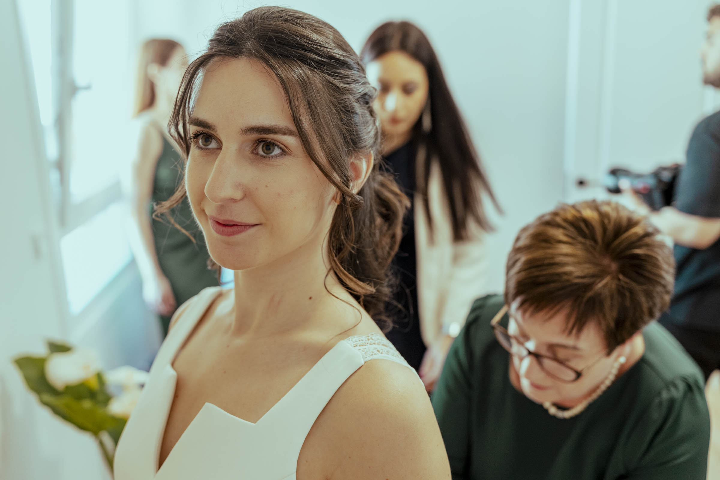Fotografía de boda en Zaragoza mostrando a la novia durante los preparativos junto a sus seres queridos antes de la ceremonia