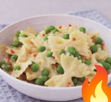 Постер Паста фарфалле (макароны-бантики) с горошком и сыром