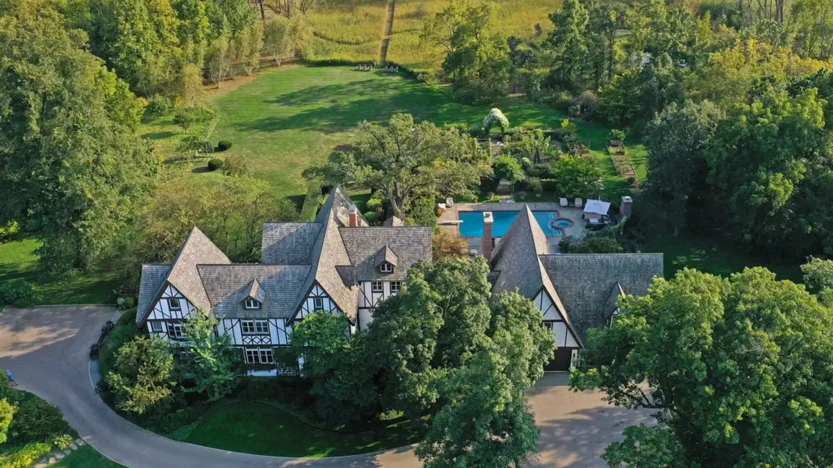 O bijuterie Tudoristă lângă Chicago: proprietate istorică de 4,7 milioane de dolari