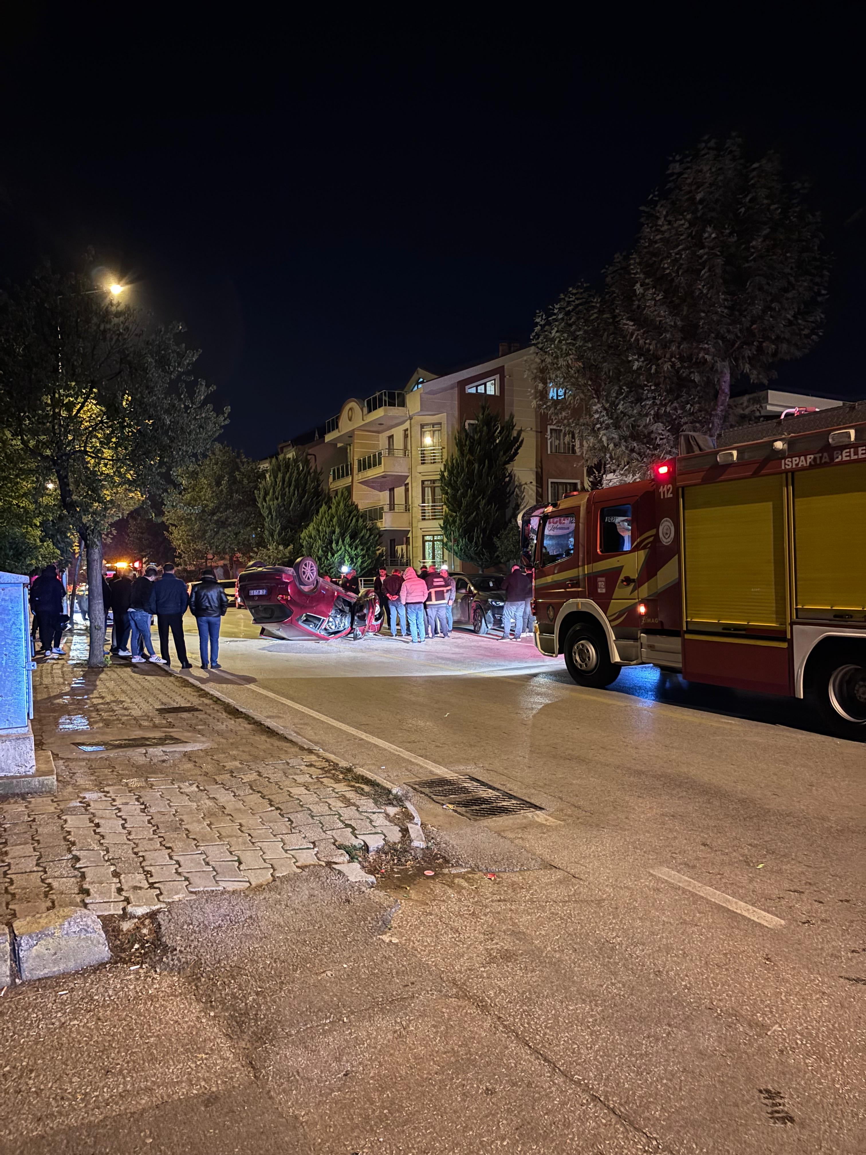 Isparta Anadolu Mahallesi'nde takla atan otomobil