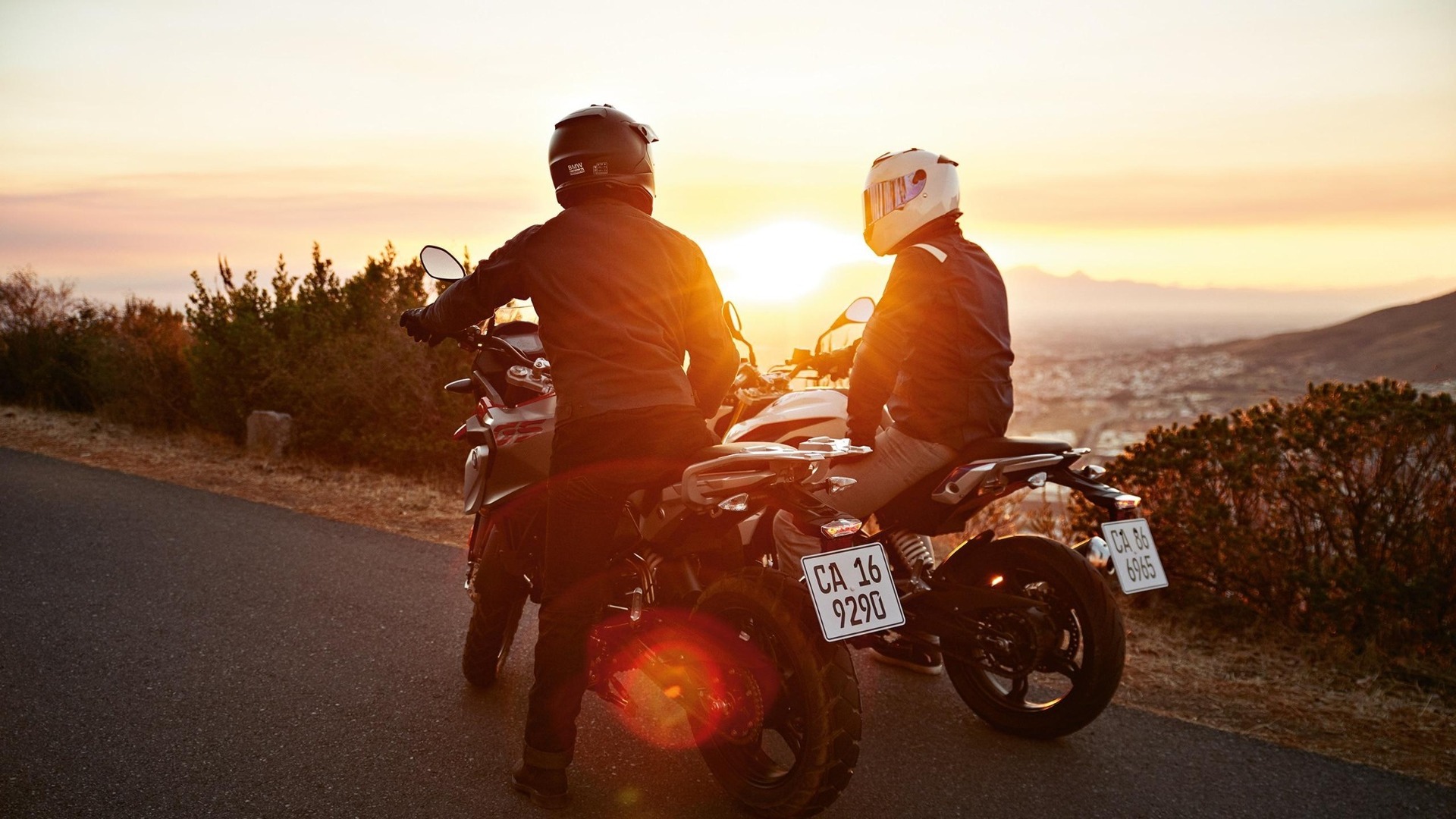 Motociclistas BMW Motorrad ao pôr do sol