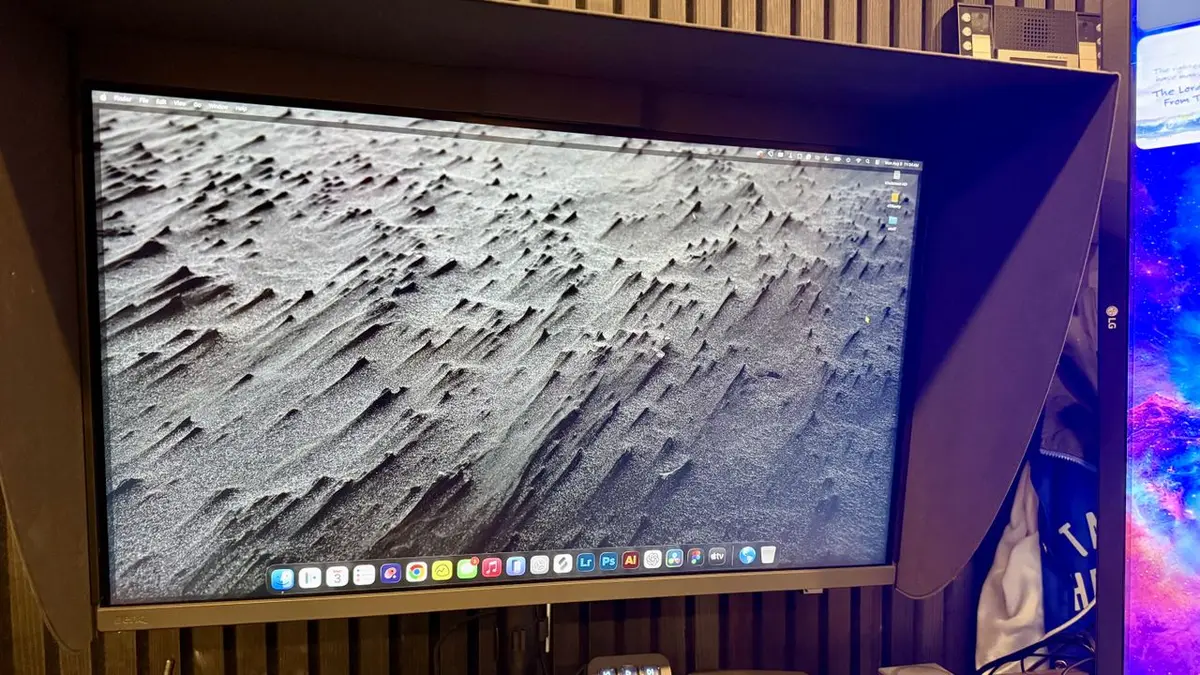 Professional Monitor Challenges Apple Dominance