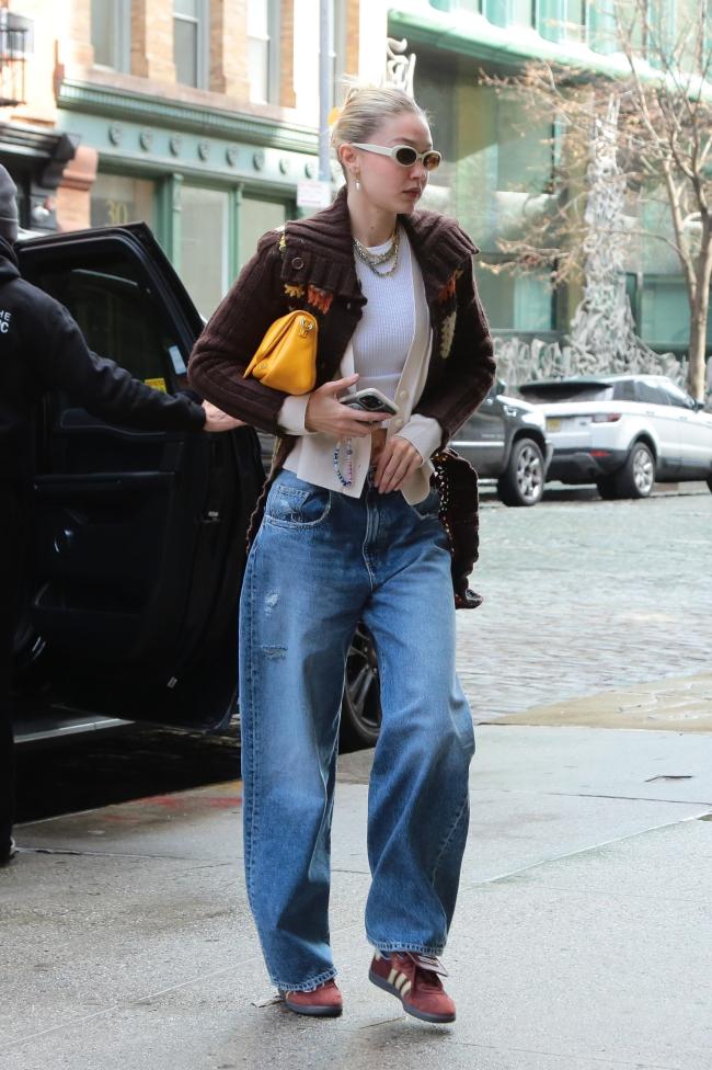 Gigi Hadid luce Icon Denim con regularidad.CUADRÍCULA TRASERA