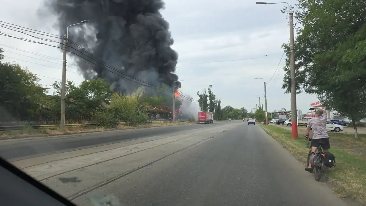 Alertă de incendiu în apropierea rafinăriei Lukoil din Ploiești: pericol de explozie și mesaj RO-Alert transmi