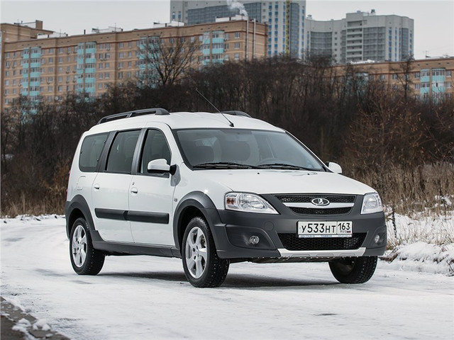 LADA LARGUS CROSS
Россиянам стала доступны сведения о кроссовере Lada Largus Cross. Дебют автомобиля состоялся на ММАС в 2014 г. Традиционный универсал был превращен силой дизайнерской мысли в псевдокроссовер с приставкой Cross. Это произошло после того, как подкорректировали бамперы, у которых появилась черная окраска. В такой же оттенок окрасили дверные стойки и новые диски. Вставные детали ярких оттенков на дверной панели создают контраст, а обшивки кресел и ковриков – шарм. Машина получилась с повышенной возможностью на дороге: на ней можно без боязни переезжать непроходимые места.

Автомобиль оснащен единственным двигателем: 4-х цилиндровый мотор на бензине вместимостью 1,6 л. и мощностью 105 л.с. 5-ти ступенчатая механическая коробка передач позволяет достигать 165 км/ч., расходуя 9,0 л. бензина на 100 км. Созданная на основе универсала, Lada Largus Cross приобрела обновленную подвеску и несколько больший по размеру клиренс. Багажное отделение вмещает 560 л. для 5-местного варианта и 135 л. для 7-ми. Уже в первоначальной версии Lada Largus Cross имеет: электропакет, теплые передние кресла, руль из кожаного материала, аудиосистему, включая USB, MP3, Bluetooth, систему кондиционирования, компьютер, а также подушки безопасности, расположенные фронтальным способом.Не скрою, при взгляде на универсал Lada Largus Cross я испытываю чувство признательности к вазовскому деловому партнеру – компании Renault. Французы могли бы ограничиться монопольной реализацией в нашей стране продукции своей дочерней компании Dacia. Однако они стимулируют развитие АвтоВАЗа, делясь технологиями и помогая в адаптации. Сейчас, к примеру, прорабатывается вопрос об оснащении моделей Lada X-Ray и Vesta опционной полноприводной трансмиссией, знакомой по Dacia/Renault Duster.

Правда, шансы выделения полного привода для Largus Cross весьма невелики. Ведь стань модель полноприводной, пострадает бюджетная основа проекта. Большой универсал в пятиместном и семиместном исполнении предлагается за 616 500 и 641 500 рублей соответственно, и эти цены уже начинают «покусывать» целевую аудиторию, ориентированную на бюджетные модели. Lada Largus Cross на сегодня – это продукт не самой глубокой доработки универсала Dacia Logan MCV. От родственного седана Logan первого поколения отечественный автомобиль отличается главным образом увеличенной на внушительные 275 мм колесной базой, а от стандартного Largus – возросшим на 32 мм дорожным просветом.