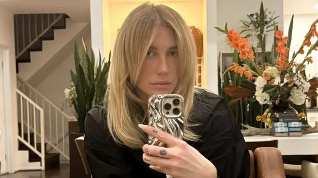 Kesha’s Bold Stage Look on Freedom Tour