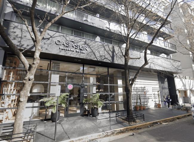 Poco después, afirmaron haber visto al personal del hotel “entrando y saliendo” de la habitación de Payne, y agregaron que escucharon “más ruido” proveniente del espacio hasta las 4:30 p.m.