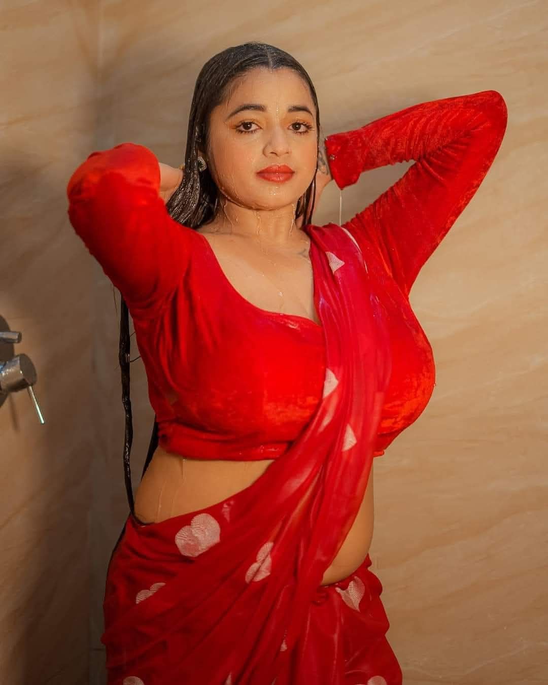 Desi Bhabi Bheegi Hui