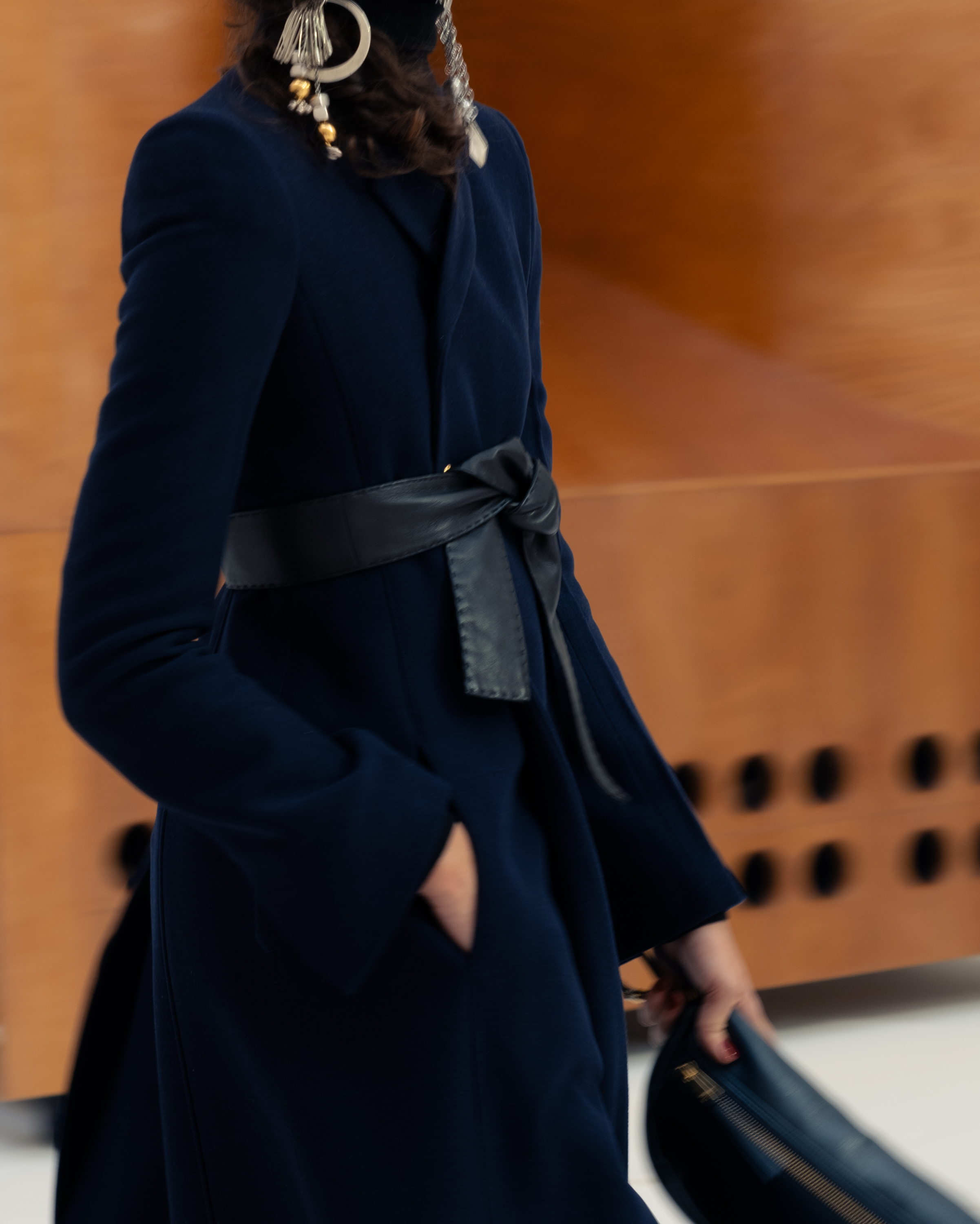 Celine FW26 cappotto blu con cintura in pelle Dettaglio look della collezione Celine FW26 con cappotto blu scuro e cintura in pelle