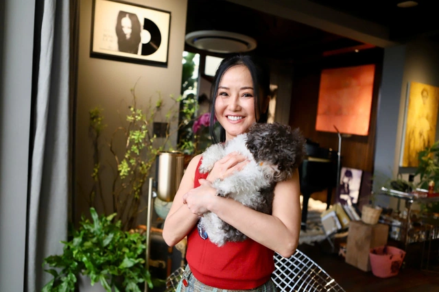 Diva Hồng Nhung đấu giá chiếc váy đặc biệt ủng hộ bệnh nhân ung thư vú- Ảnh 1.