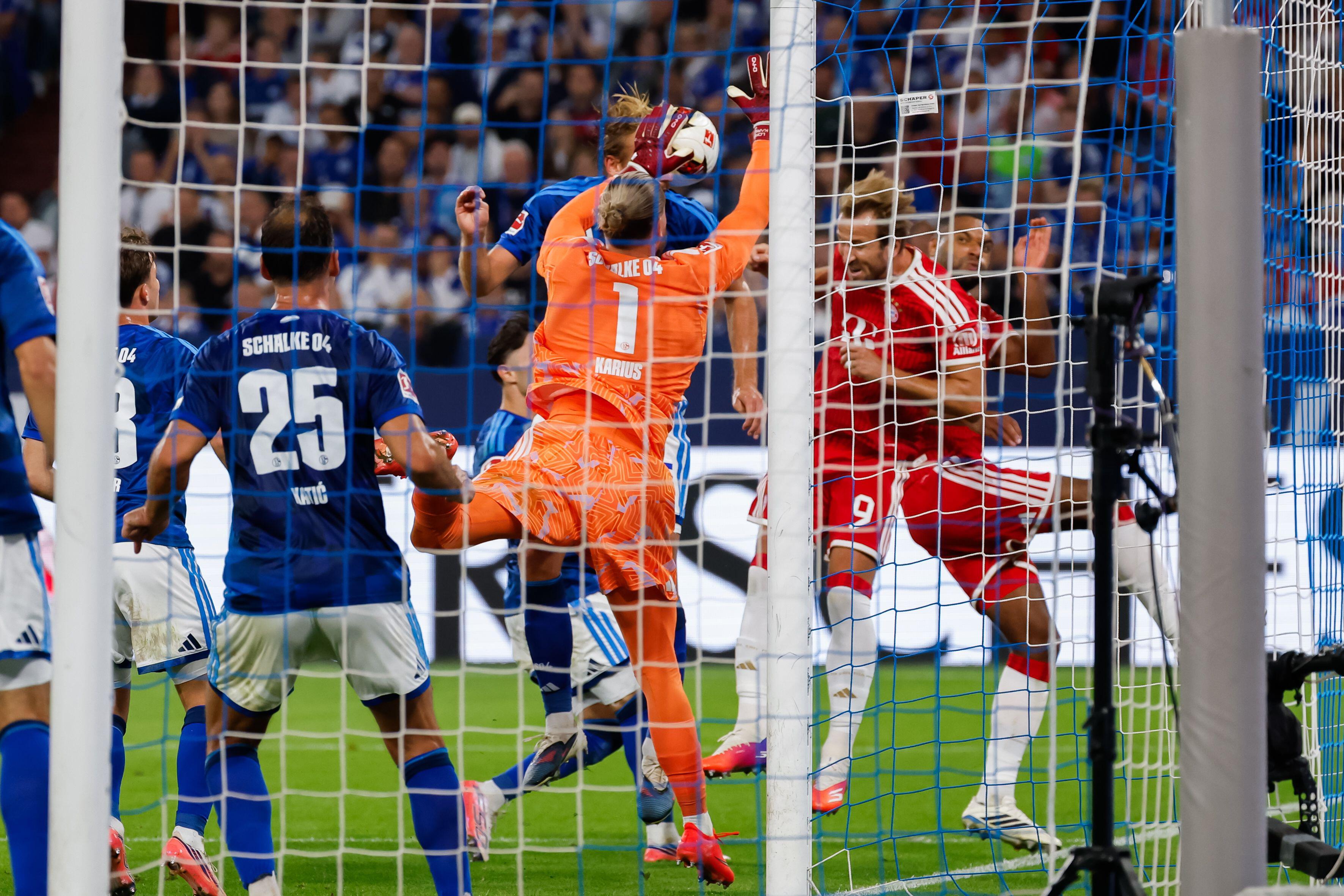 Loris Karius chytá pokus Bayernu Mnichov
