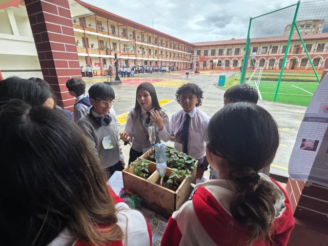 Estudiantes conversan y explican una propuesta ambiental