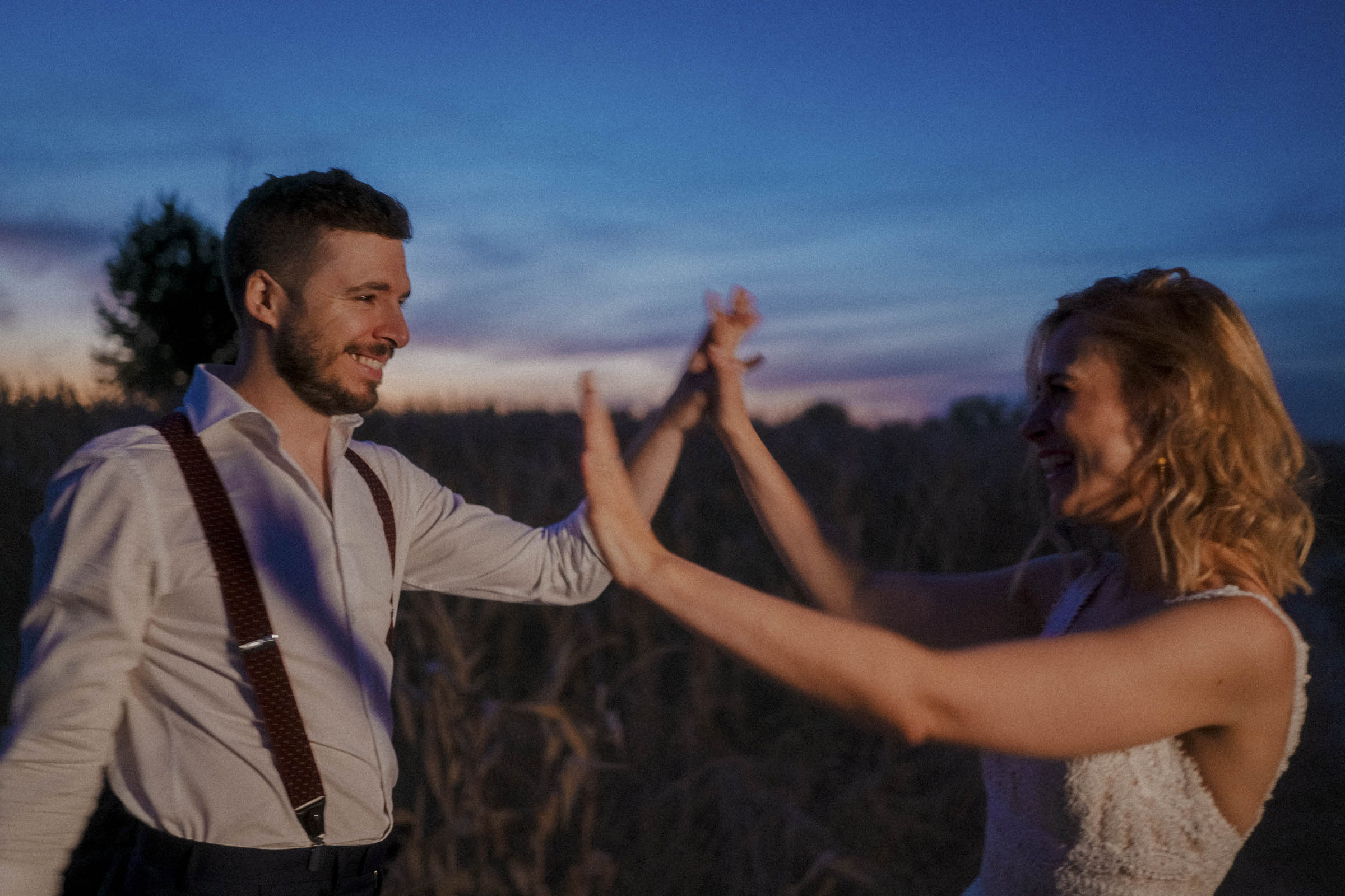 Fotografía de postboda en Madrid con los novios abrazándose durante la hora azul