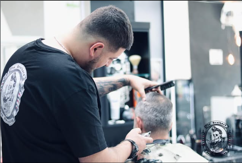 Барбър при работа — The Brothers Barbershop