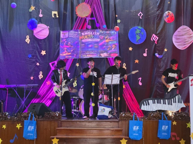 Estudiantes interpretando música durante English Multiverse