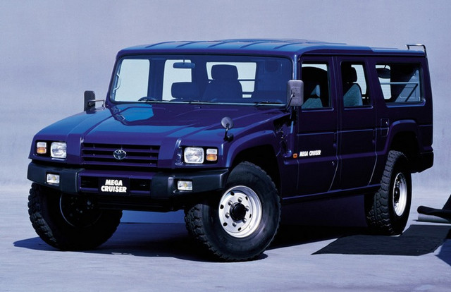Внедорожник Toyota Mega Cruiser — японский «ответ» «Хаммеру H1» — изначально был предназначен для использования в армии. Но с 1996 до 2002 года выпускалась и гражданская версия автомобиля с измененными внешностью и интерьером. Эти огромные внедорожники (длина кузова — 5,09 м, ширина — 2,17 м) использовались в полиции, в пожарных частях, а в свободную продажу поступали в ограниченном количестве. Toyota Mega Cruiser оснащался 4,1-литровым турбодизелем мощностью 155 л. с., четырехступенчатым «автоматом» и имел полноприводную трансмиссию с блокировками всех дифференциалов. Среди особенностей автомобиля можно отметить поворачивающиеся колеса задней оси и систему подкачки задних колес.Вы вероятно знаете эту историю: в 1992 году на мировом рынке появился гражданский внедорожник Hummer H1, который был основан на военном автомобиле армии США (HMMWV или Humvee). Так военный внедорожник Humvee стал доступен для покупки любому желающему под брендом Hammer.Но если о внедорожниках Хаммер, которые прославились во время войны в Персидском заливе когда шла операция "Буря в пустыне" (операция армии США по освобождению Кувейта и разгрому иракской армии) знает весь мир, мало кто знает что компания Тойота спустя год после появления гражданского внедорожника Hummer H1 в 1993 году на автосалоне в Токио представила невероятный свой внедорожник, выполненный в стиле американских военных автомобилей. Автомобиль получил блестящее и загадочное имя - "Mega Cruiser". 

 

Как и военный американский Humvee японский военный «халк» был создан не для масс, а для военных нужд Японии. В первую очередь внедорожник Toyota Mega Cruiser был создан для движения военных по пересеченной местности, для перевозки минометов, используемых в качестве ракетной платформы. В том числе японские военные стали использовать Mega Cruiser и для других военных нужд. 

 

Ширина Mega Cruiser была примерно такая же, как и у военных автомобилей Хаммер. Правда японский клон Хаммера имел немного больше длину, которая составляла 5090 мм. Также японский военный "Крузак" был тяжелее американского военного внедорожника. 

 

В те годы американский военный внедорожник Humvee использовал ряд дизельных моторов V8 (гражданский же автомобиль H1 под брендом Hummer также оснащался и бензиновым восьмицилиндровым двигателем). 

Японский же Mega Cruiser использовал 4,1-литровый рядный четырехцилиндровый турбо дизельный двигатель ‘15B’, который в те годы часто использовался в микроавтобусах Toyota Coaster . Этот мотор имеет мощность 150 л.с.