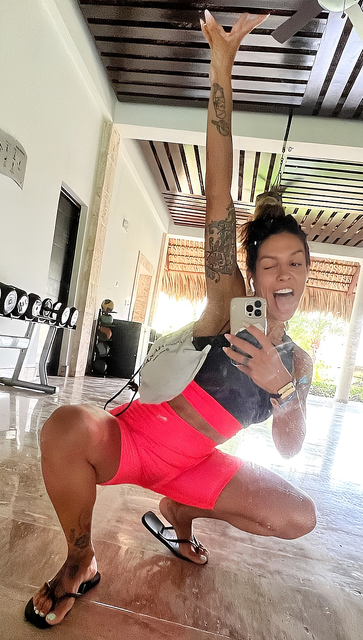 lorenacameltoe