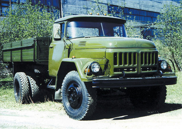 ЗИЛ-431410УАМЗ получил усовершенствованный двигатель ЗИЛ-508.1000400 с новой головкой блока цилиндров (130-1003012-20) с винтовыми впускными каналами и уменьшенным объёмом камер сгорания, в результате чего степень сжатия повысилась до 7,1. Топливо осталось прежним – бензин А-76.
    На автомобиль стал монтироваться карбюратор К-88АТ, воздушный фильтр ВМ-21 и распределитель зажигания 46.3706. На часть грузовиков ставился карбюратор К-90 с системой автоматического управления экономайзером принудительного холостого хода (САУ ЭПХХ) с электронным управлением. В этом карбюраторе подача топлива в каналы системы холостого хода регулировалась электромагнитными клапанами, управлявшимися электронным блоком управления. В блок управления поступали сигналы от датчика частоты вращения коленчатого вала, в качестве которого использовался распределитель зажигания, датчика углового положения дроссельных заслонок и датчика температуры охлаждающей жидкости, в соответствии с которыми он выдавал команды на включение клапанов. Система работала только в режиме принудительного холостого хода (при торможении двигателем).
    Кроме того, на этом двигателе была введена замкнутая система вентиляции картера, полностью исключавшая выброс картерных газов в окружающую среду, в связи с чем был упразднён фильтр вентиляции картера, располагавшийся в маслозаливной горловине, с этого времени снабжённой глухой крышкой. Очищенный воздух поступал в картер сквозь горловину через шланг, подключённый к воздушному фильтру двигателя.
    Вместо трёх компрессионных колец на поршне двигателя начали устанавливаться два из легированного чугуна повышенной прочности (верхнее – хромированное).
    Было упразднено заливное (смотровое) отверстие в верхней части картера главной передачи двухступенчатого заднего моста, его функции стало исполнять контрольное отверстие в задней крышке картера.
    Часть машин оборудовалась бесконтактной системой зажигания.
    С начала выпуска на всю линейку автомобилей семейства ЗИЛ-431410 монтировалась многоконтурная тормозная система, при этом продолжали выпускаться и машины с обычной одноконтурной системой, однако данное обстоятельство никак не отражалось на индексации грузовиков.
    На модели с обычной тормозной системой по-прежнему ставился приборный щиток типа КП204, а машины с многоконтурным тормозным приводом (МТП) теперь комплектовались новым щитком приборов типа 12.3805 со щитком сигнализаторов и переключателей.
    Началась установка правой подножки кабины с лючком для доступа к воздушному баллону рабочей тормозной системы.
    В остальном конструкция автомобиля и перечень его деталей и узлов не имели отличий от выпускавшихся ранее моделей ЗИЛ-130-76 и ЗИЛ-130-80.
    На базе ЗИЛ-431410 выпускались шасси для специализированных автомобилей, длиннобазные грузовики и шасси, седельные тягачи, самосвальные шасси, их газобаллонные варианты, а также бортовые машины и шасси с экранированным электрооборудованием, по своему назначению и конструкции, схожие с модификациями на базе ЗИЛ-130. Кроме этого производились версии для районов Крайнего Севера и экспортные варианты для работы в условиях умеренного и тропического климатов. По своему назначению, конструкции и комплектации эти грузовики были аналогичны их предшественникам, выпускавшимся на базе ЗИЛ-130.

    Непосредственно на ЗИЛе семейство ЗИЛ-431410 выпускалось до 30 декабря 1994 года (последний выпущенный автомобиль имел номер шасси 3.388.312), при этом с сентября 1992 по 2010 год автомобили семейства ЗИЛ-431410 изготавливались в Новоуральске на филиале ЗИЛа - Уральском автомоторном заводе. Автомобили, выпущенные этим предприятием, отличались от московской машины примененным оперением кабины от полноприводного ЗИЛ-131Н, поскольку выпуск этой кабины к тому времени был полностью переведен в Новоуральск.