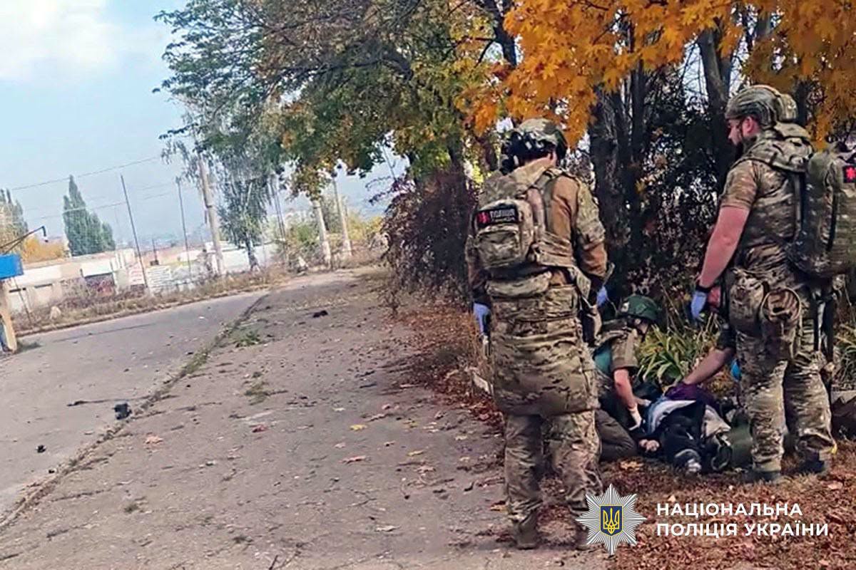 8 жовтня 2026 року російські війська завдали удару авіабомбою (КАБ) по зупинці громадського транспор